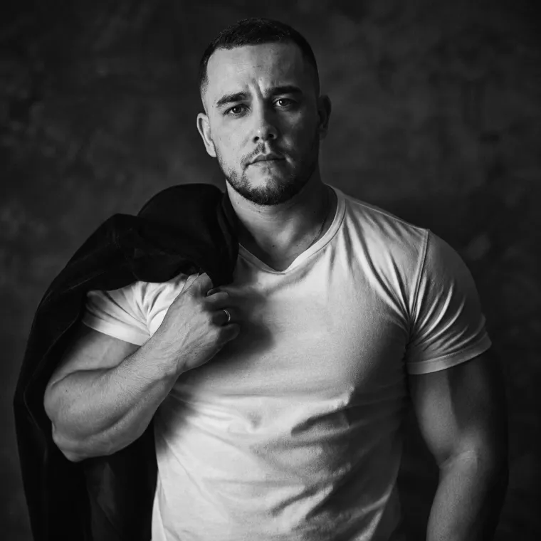 Студийный нуар с одним направленным лучом и бархатным чёрным фоном как основа семейного кадра