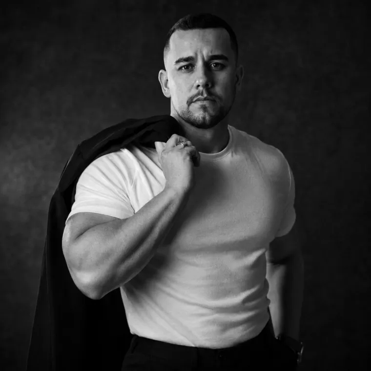Глянцевый студийный портрет в духе film noir с чистой светотенью и строгим силуэтом