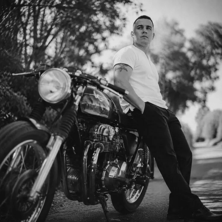 Cafe racer noir: элегантный байкерский портрет в винтажном луке