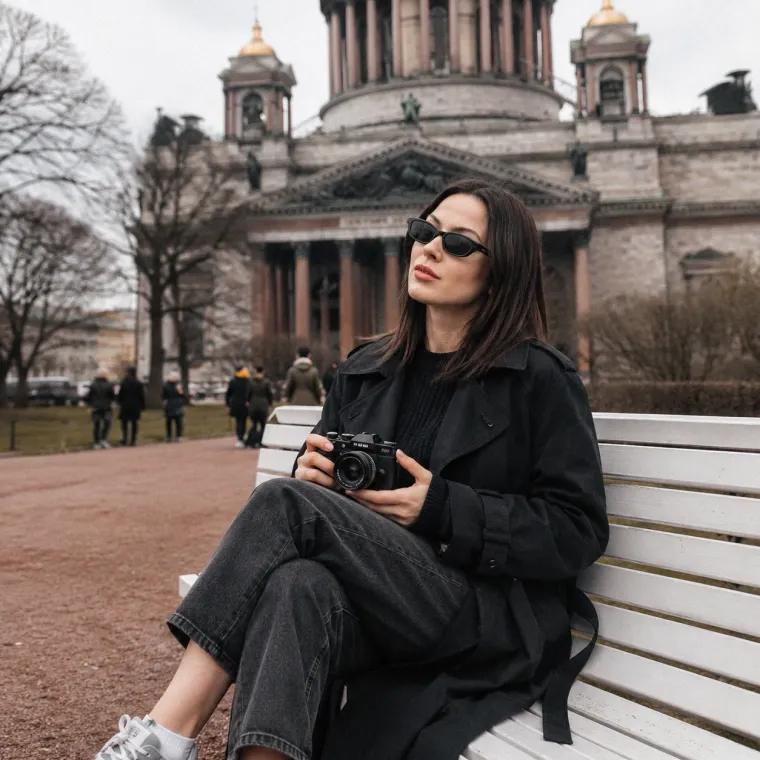 Девушка-фотограф в городском уличном образе