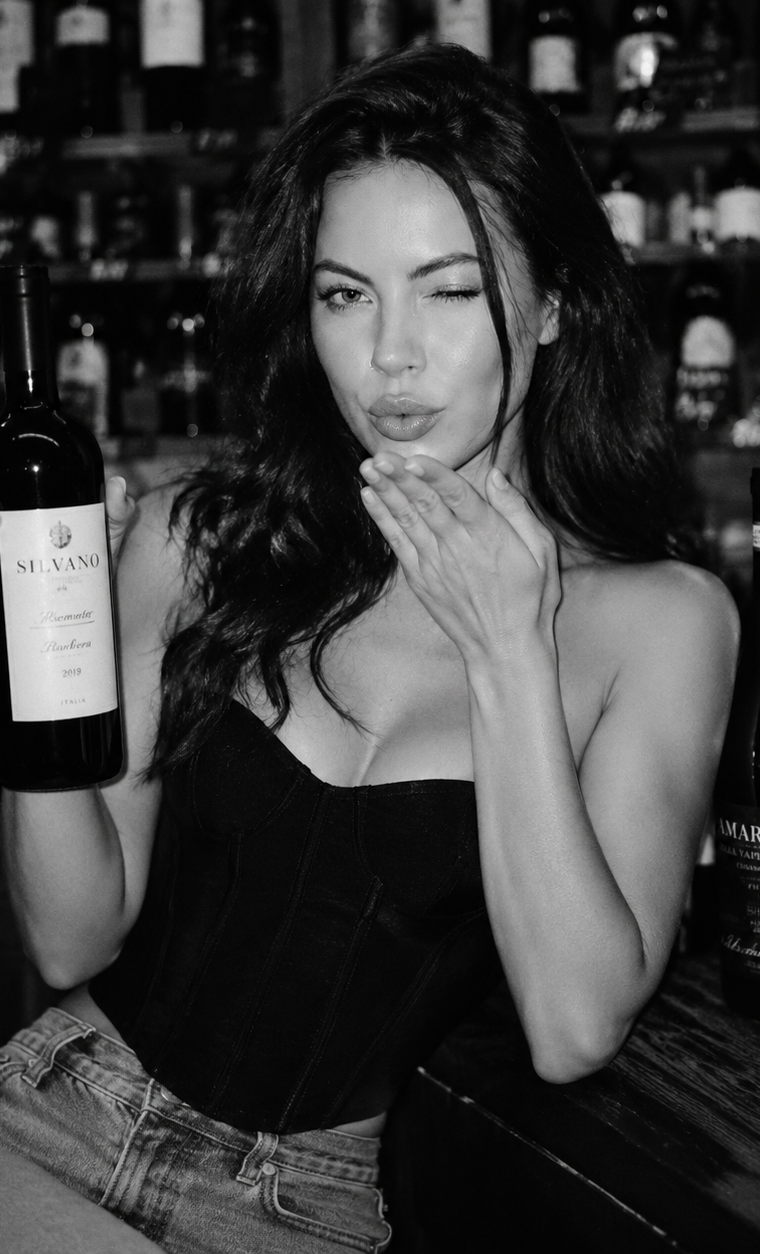 Строгий чёрно-белый портрет в духе кино-нуар